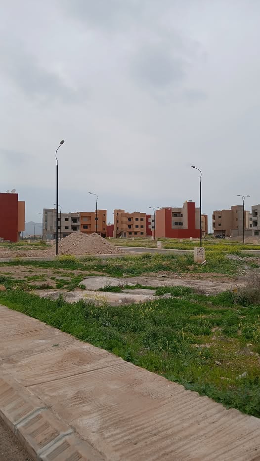 متوفر بقع أرضية طريق كاز قرب الملعب الكبير