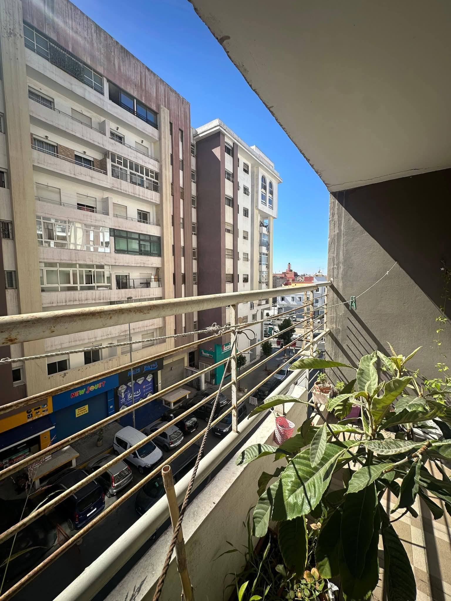 سلام عليكم كين شقة للبيع في مدينة دار البيضاء درب سلطان طابق الثالث