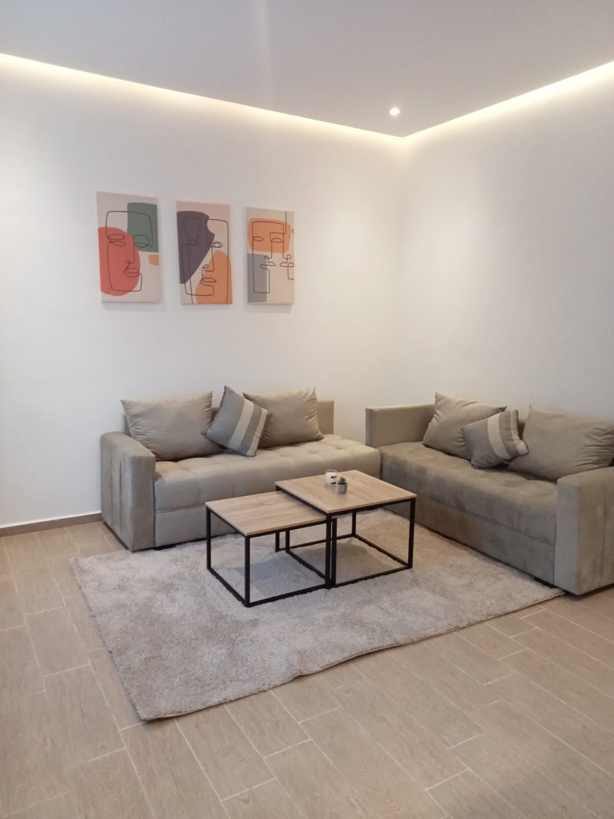 BEL APPARTEMENT MEUBLÉ D’UNE CHAMBRE SALON DOUCHE TOILETTES CUISINE DISPONIBLE À RABAT