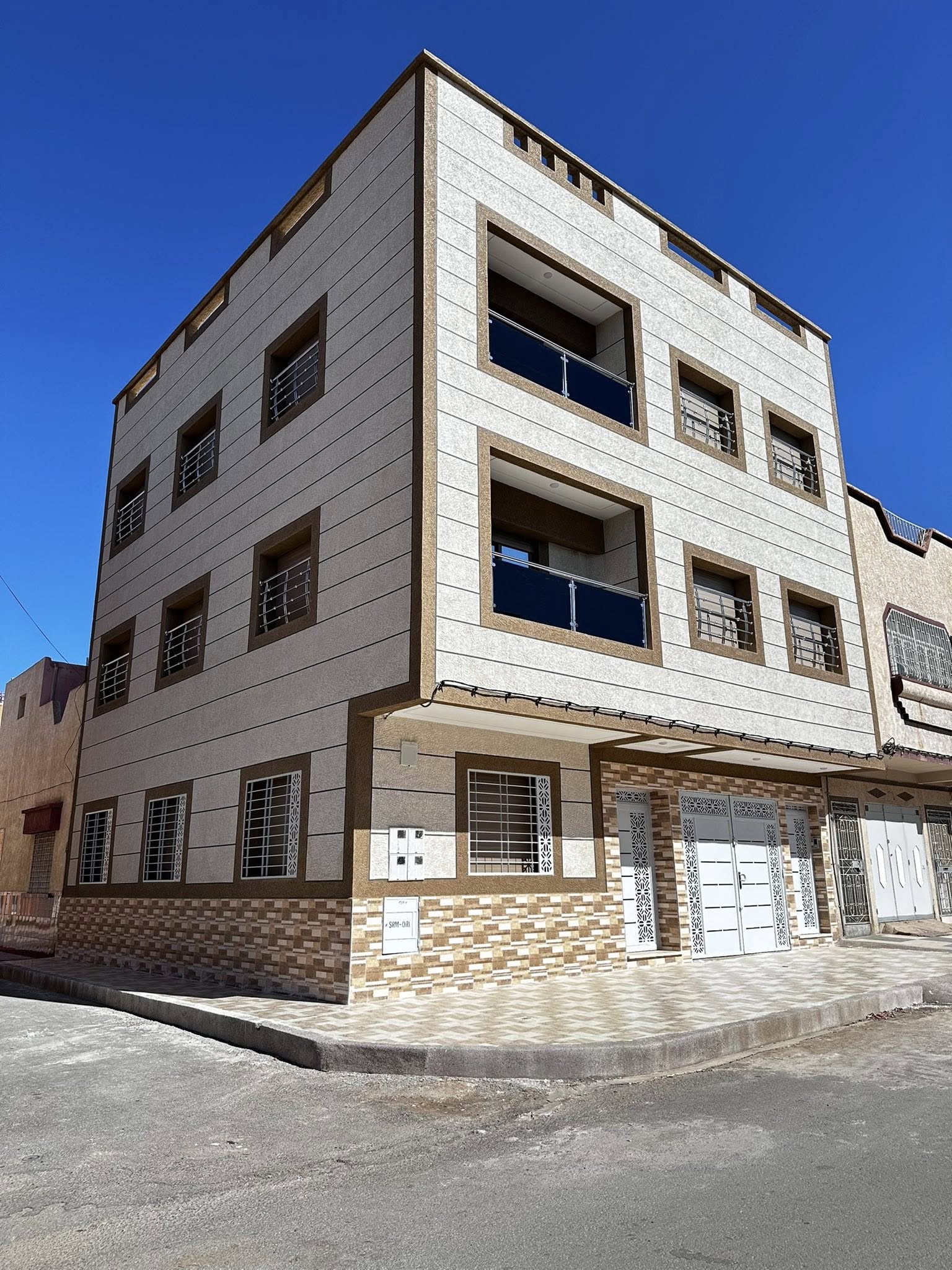 شقة بواجهتين 110متر  حي لزاري 