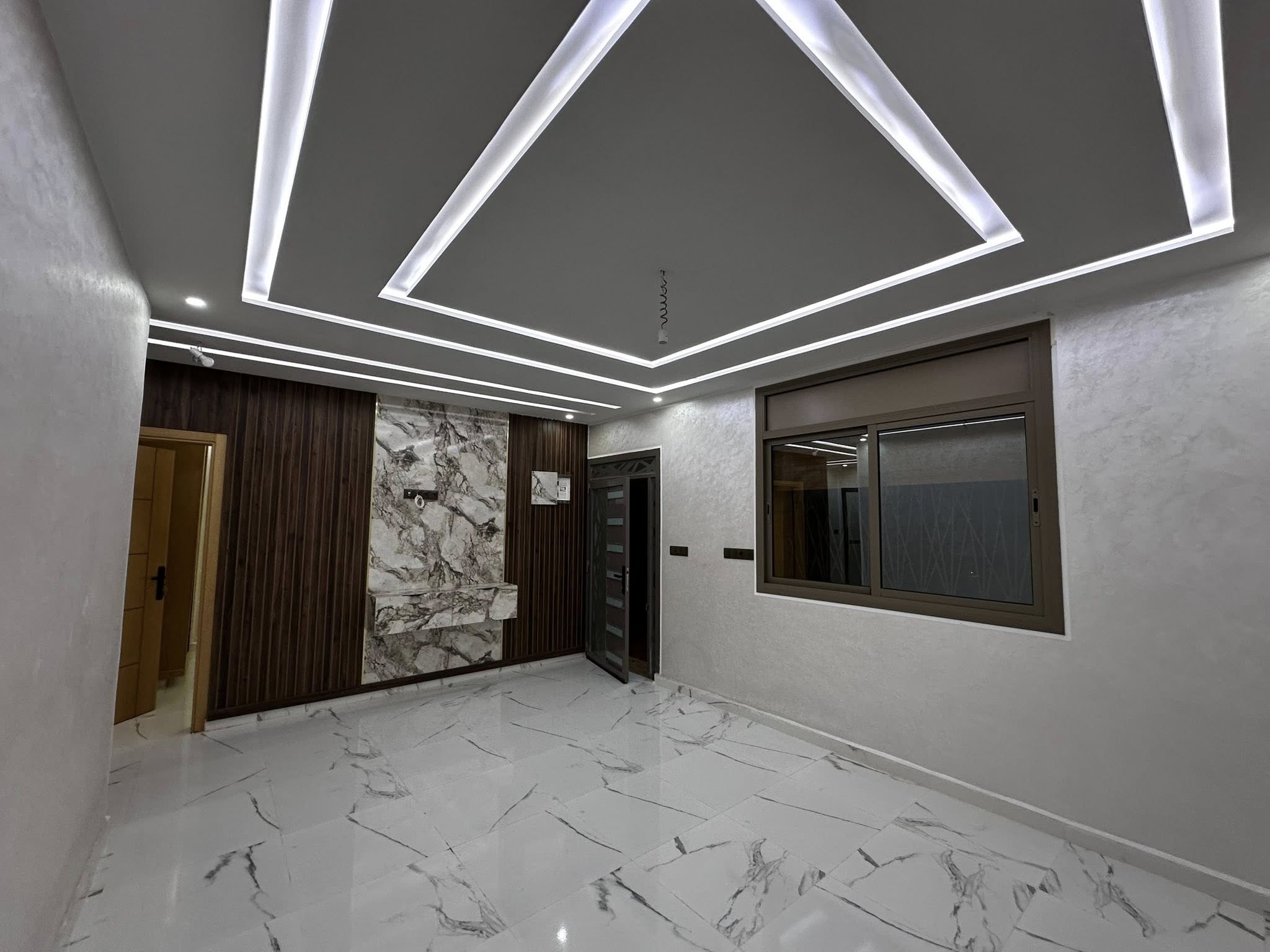 شقة طابق الأرضي  حي الصنوبر قرب مستشفى  الجامعي 