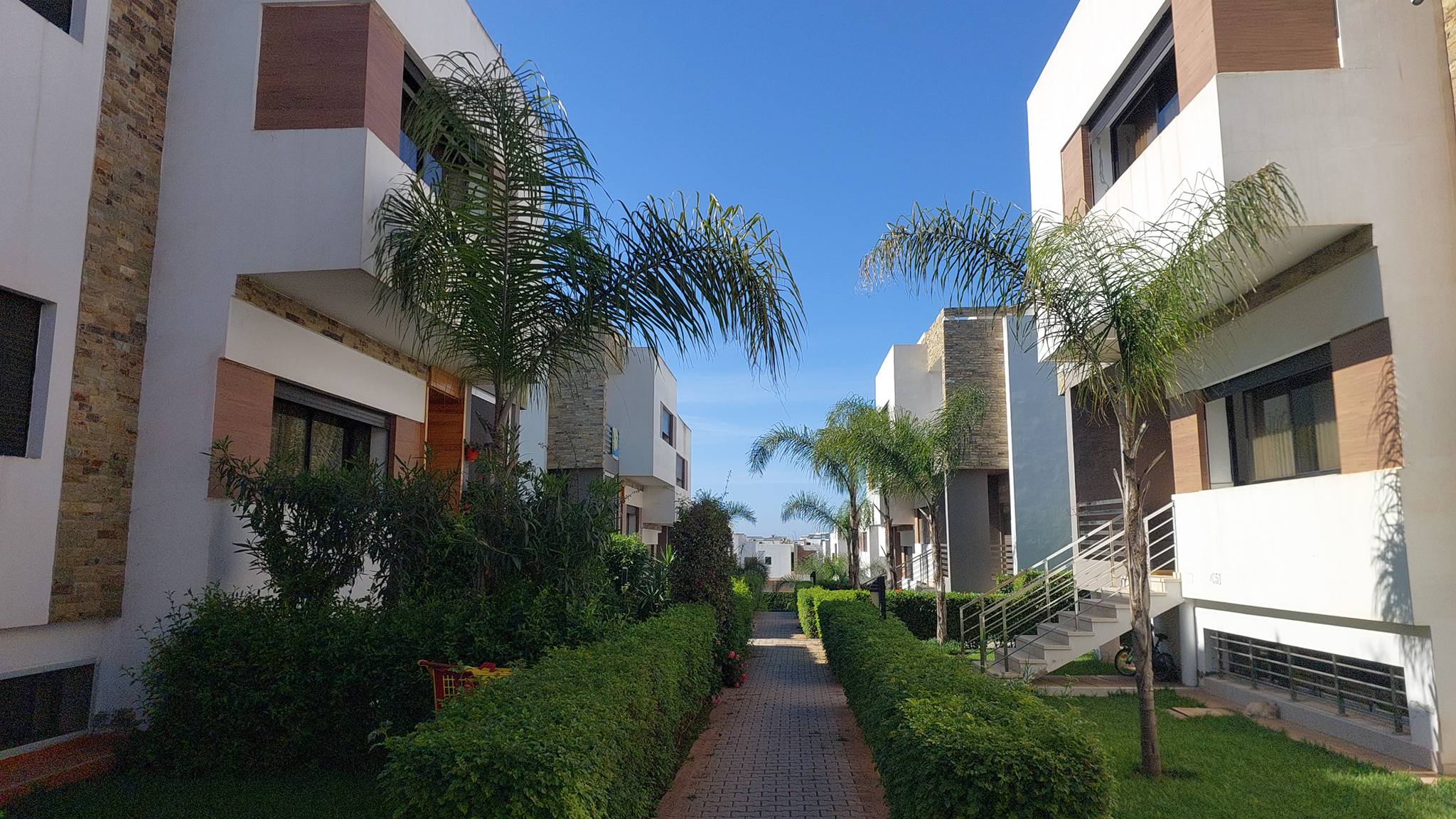 Jolie Triplex à vendre Harhoura résidence fermée avec place garage sous-sol