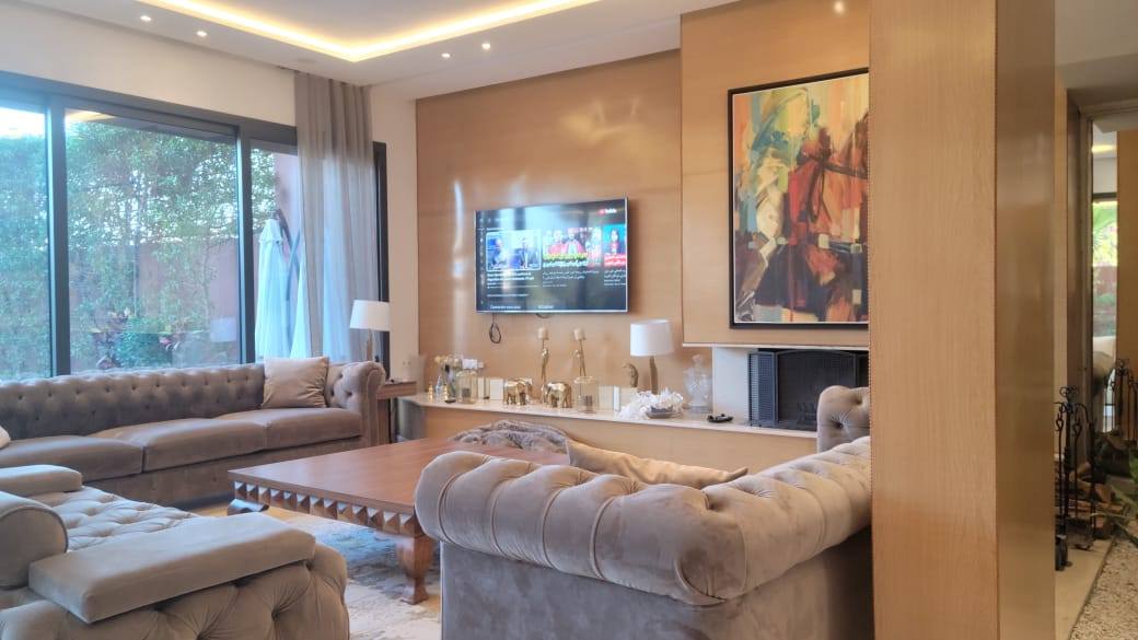 Située dans un environnement calme, cette villa de 584 m² offre un cadre de vie agréable alliant confort et élégance