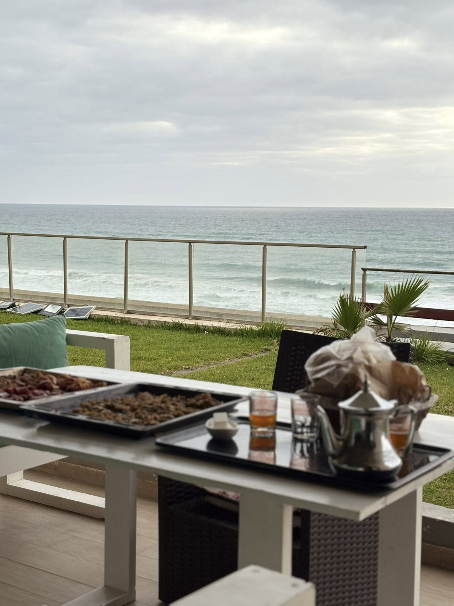 Plage des Nations Bouknadel Appartement vue mer  avec jardin 